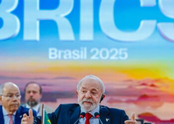 Adiar reforma na ONU torna mundo mais perigoso, diz Lula no Brics 