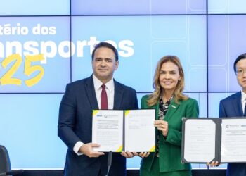 Brasil e China assinam acordo para estudar ferrovia até o Peru