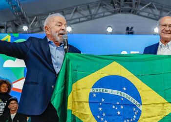 Lula chama Trump “para conversar” e reafirma que Brasil tenta negociar