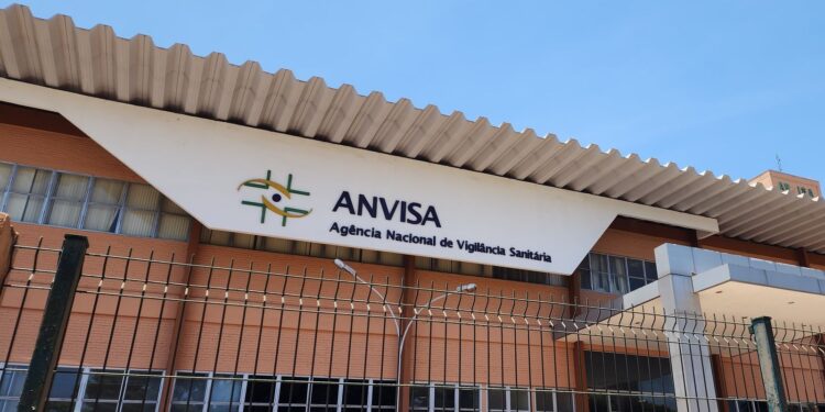 Anvisa proíbe comercialização de medicamentos e complemento alimentar