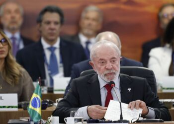 FMI e Banco Mundial financiam países ricos, critica Lula no Brics