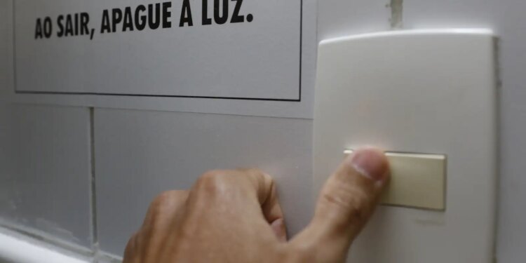 Nova tarifa social de energia elétrica passa a valer neste sábado