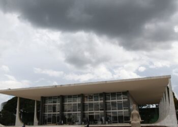 Moraes proíbe uso de farda por réus em depoimento sobre golpe