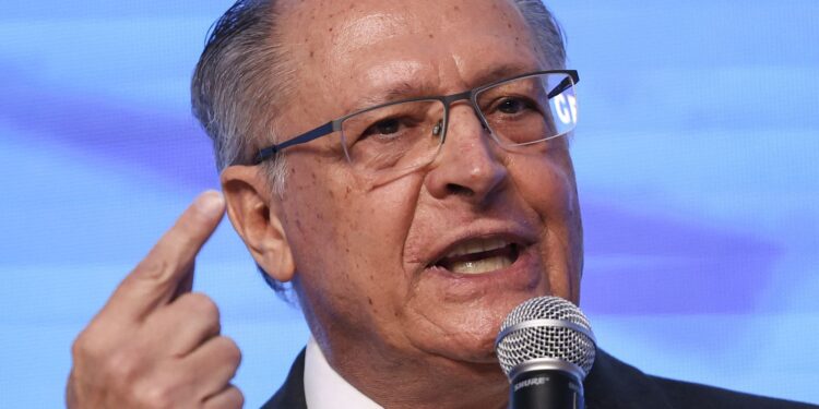Brasil está conversando “com reserva” com Estados Unidos, diz Alckmin