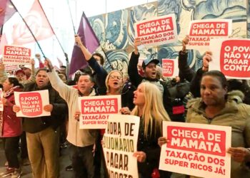 Povo sem medo e MTST fazem ato pela taxação de bilionários