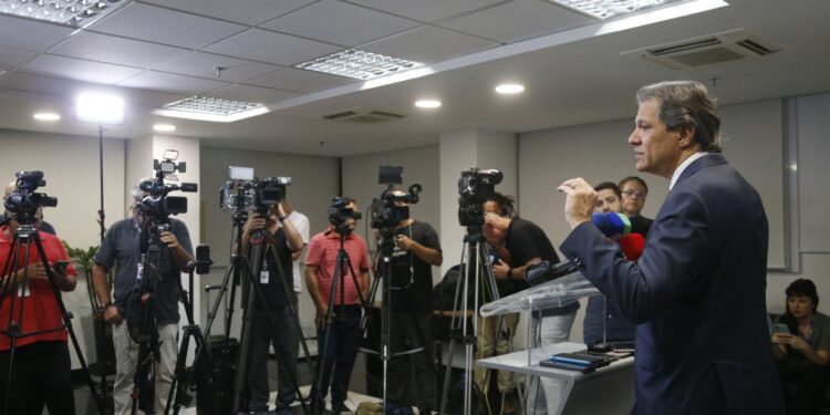 Tesouro dos EUA procura Haddad para agendar reunião sobre tarifaço