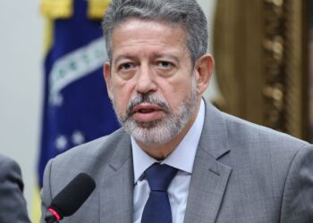 Lira amplia redução parcial de IR para quem ganha até R$ 7.350