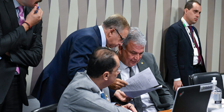 CSP debate PEC que vincula salário da polícia do DF à receita da União — Senado Notícias