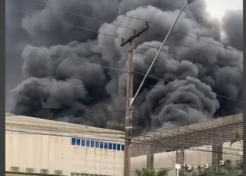 Incêndio atinge galpões comerciais em Barueri, na Grande São Paulo