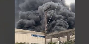 Incêndio atinge galpões comerciais em Barueri, na Grande São Paulo