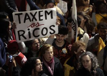 Ato na Avenida Paulista pede taxação de super-ricos e condena tarifaço