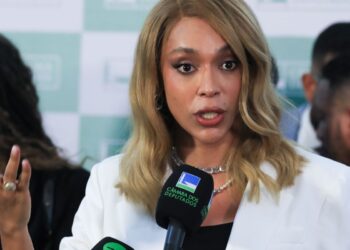 Erika Hilton pede ao STF bloqueio das contas de Eduardo Bolsonaro