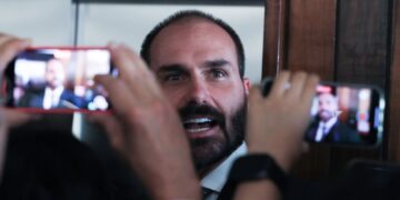 Moraes prorroga inquérito que investiga Eduardo Bolsonaro