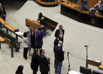 Câmara vota urgência de projeto que reduz benefícios fiscais federais