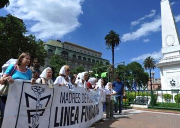 Avós da Praça de Maio encontram 140° neto sequestrado pela ditadura