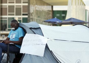 Após ordem de Moraes, deputado aliado de Bolsonaro deixa acampamento