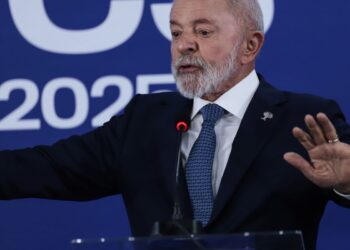 Divergência política sobre IOF é própria da democracia, diz Lula