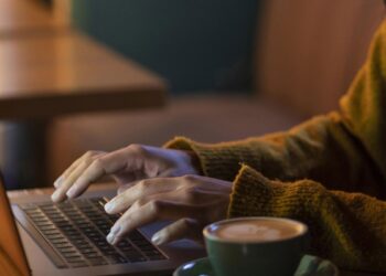 Serviços já respondem por 57% dos empregos formais no país, diz CNS