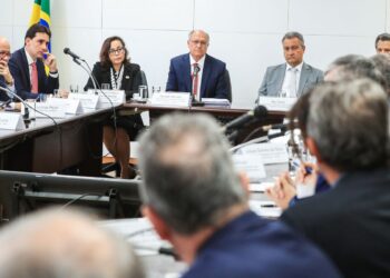 Governo busca negociação com EUA e pede apoio de empresários