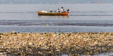 Pescadores tiram 46 toneladas de lixo em baias de Guanabara e Sepetiba