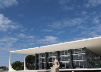 Moraes abre apuração sobre insider trading antes de tarifaço de Trump