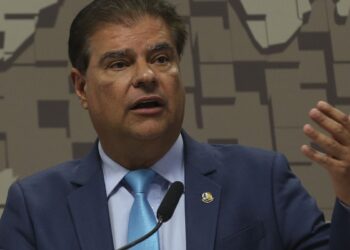 Senadores brasileiros buscam diálogo sobre tarifas impostas por Trump
