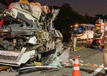 Colisão envolvendo ônibus de universitários deixa cinco mortos em GO