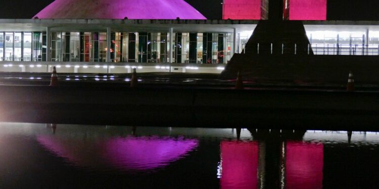 Iluminação marca apoio do Congresso ao Dia Internacional do Autocuidado — Senado Notícias