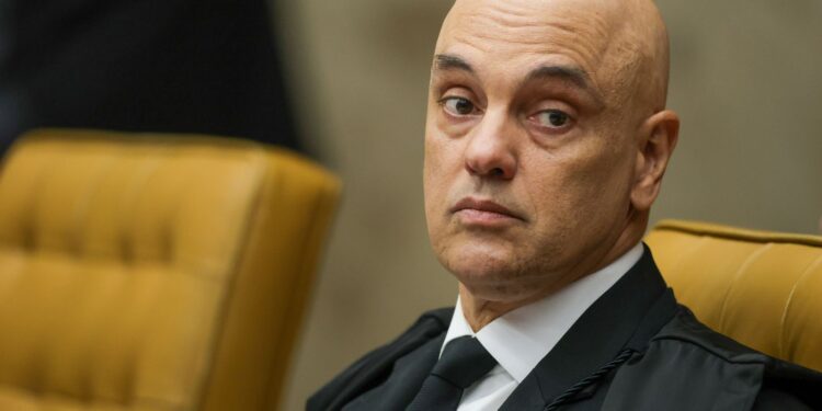Moraes decreta prisão domiciliar de Bolsonaro