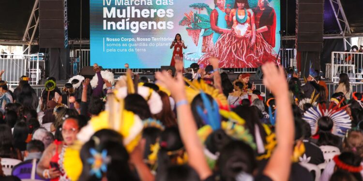 Evento em Brasília reúne 5 mil mulheres indígenas que pedem proteção