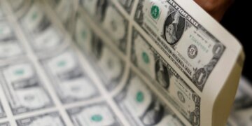 Dólar cai para R$ 5,47 um dia após estresse com Lei Magnitsky