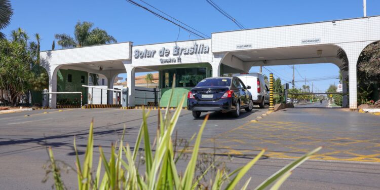 Moraes autoriza Bolsonaro a deixar prisão domiciliar para fazer exames