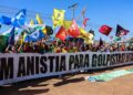 Em ato pró-soberania, manifestantes queimam bandeira e boneco de Trump