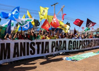 Em ato pró-soberania, manifestantes queimam bandeira e boneco de Trump