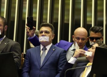 Oposição pernoita nos plenários do Congresso para impedir trabalhos