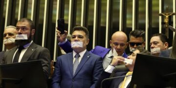 Oposição pernoita nos plenários do Congresso para impedir trabalhos