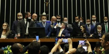 Câmara: base do governo chama ocupação do plenário de “chantagem”