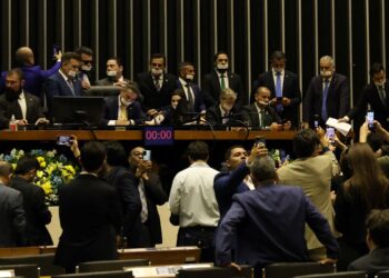 Alcolumbre e Motta pedem diálogo e respeito após ocupação de plenários