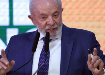 Lula cobra regulamentação de lei sobre economia solidária