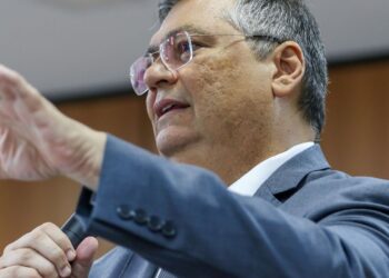 Dino dá 10 dias para Motta explicar trâmite do PL sobre adultização