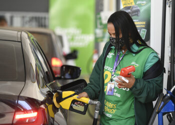 CDH debate condições de trabalho de mulheres frentistas nesta segunda — Senado Notícias
