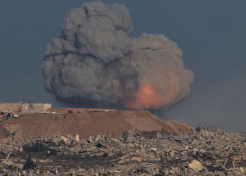 Forças israelenses bombardeiam subúrbios da Cidade de Gaza