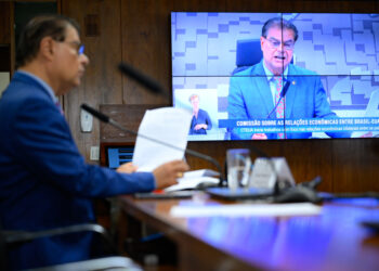 Comissão se reúne para decidir plano de diálogo com EUA — Senado Notícias