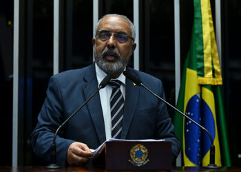 Paim destaca Programa Jovem Senador e proteção de crianças na internet — Senado Notícias