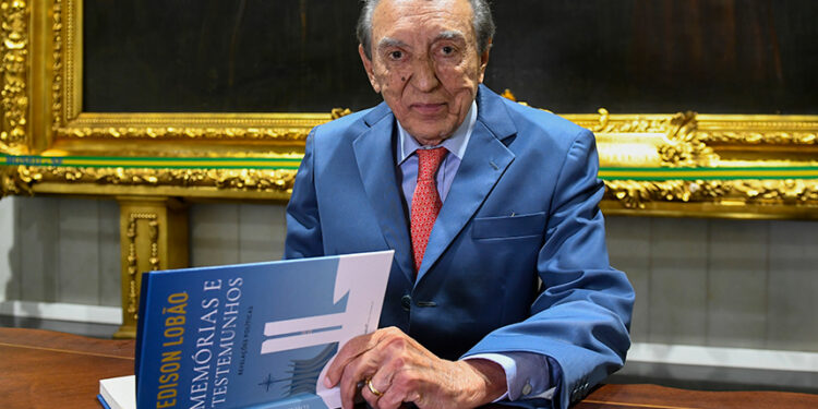 livro de Edison Lobão traz fatos da democracia brasileira — Senado Notícias