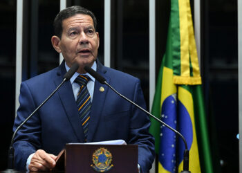 Mourão homenageia o Duque de Caxias pelo Dia do Soldado — Senado Notícias