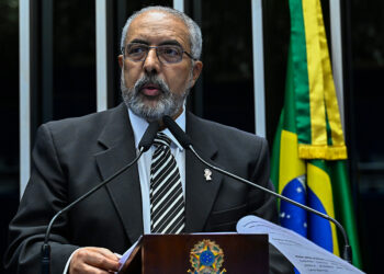 Paim defende projeto de proteção de menores nas redes sociais — Senado Notícias