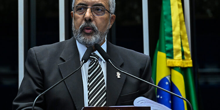 Paim defende projeto de proteção de menores nas redes sociais — Senado Notícias