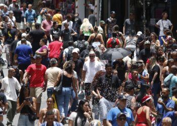 População brasileira chega a 213,4 milhões em julho de 2025