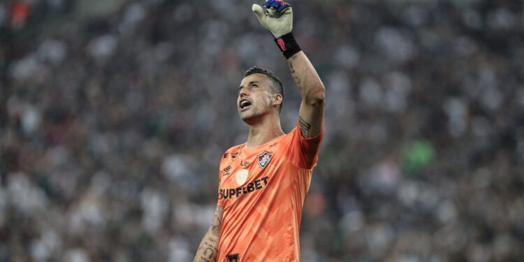 Fábio vira jogador com mais partidas disputadas no futebol mundial